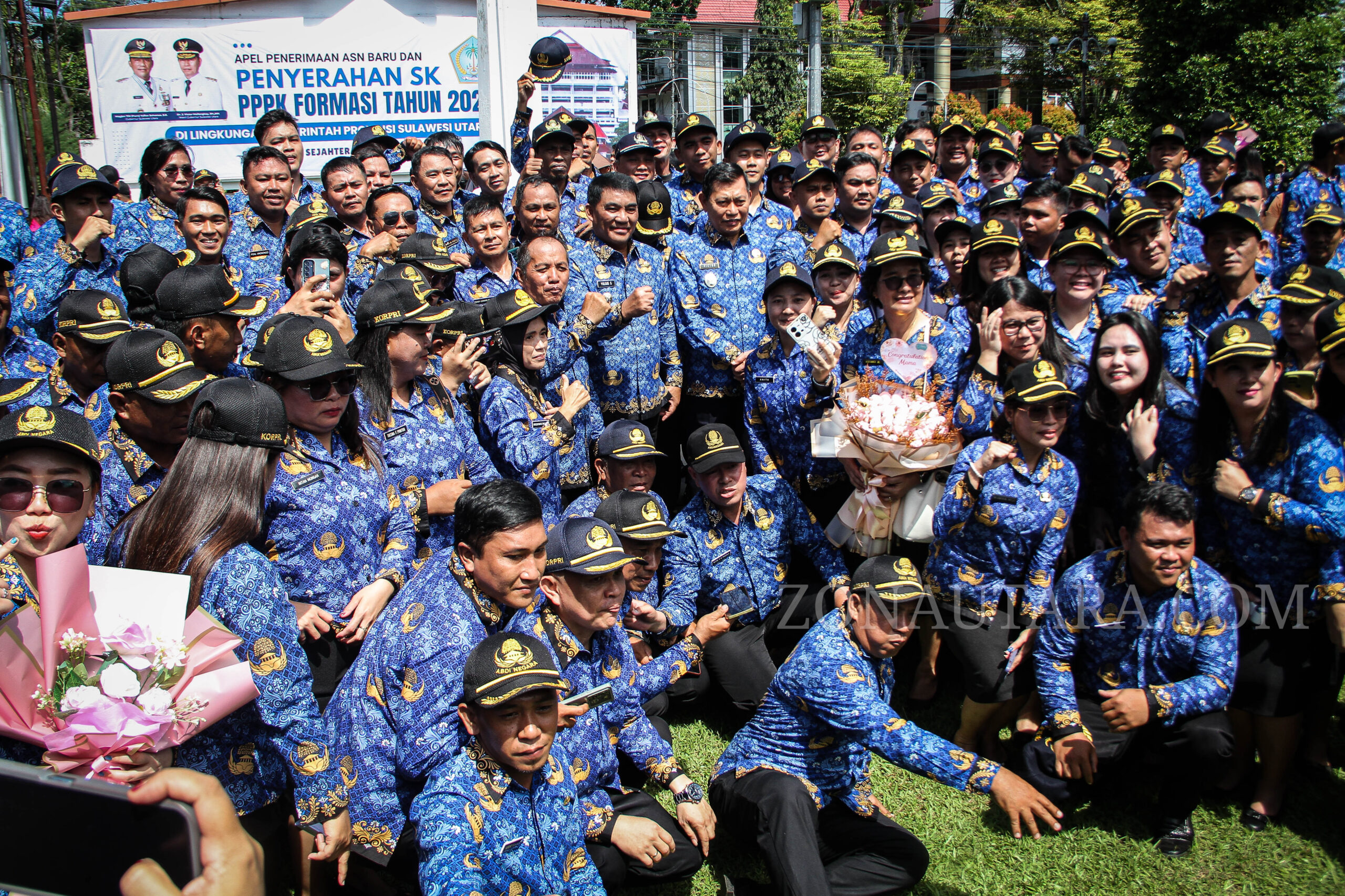 FOTO: Momen 3.420 PPPK Sulut terima SK pengangkatan di Lapangan Kantor Gubernur 7 FOTO: Momen 3.420 PPPK Sulut terima SK pengangkatan di Lapangan Kantor Gubernur