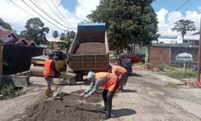 Proses perbaikan jalan oleh Dinas PUPR Kotamobagu (Foto: Diskominfo).