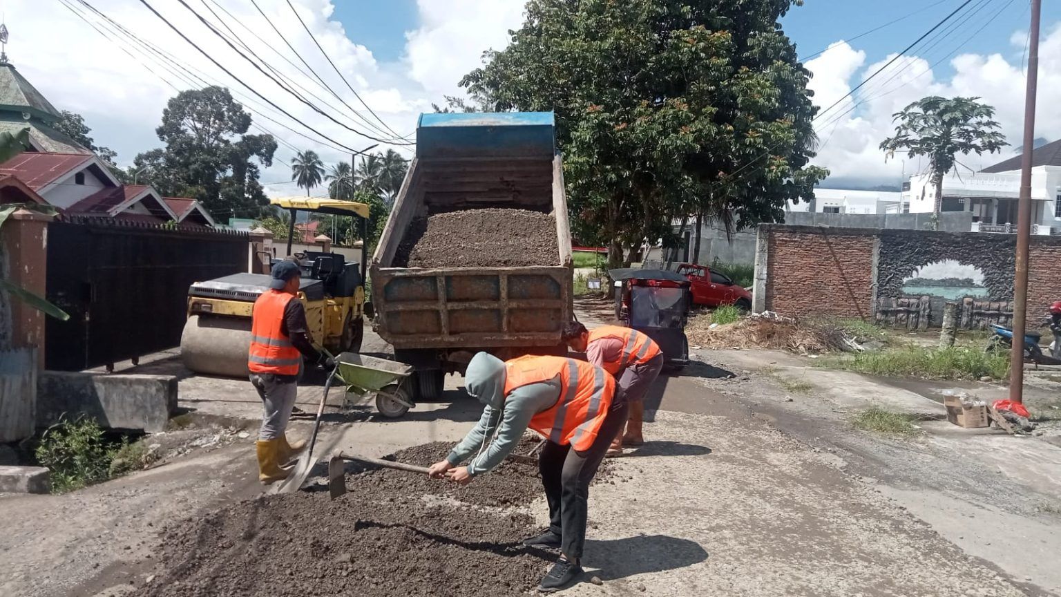Proses perbaikan jalan oleh Dinas PUPR Kotamobagu (Foto: Diskominfo).