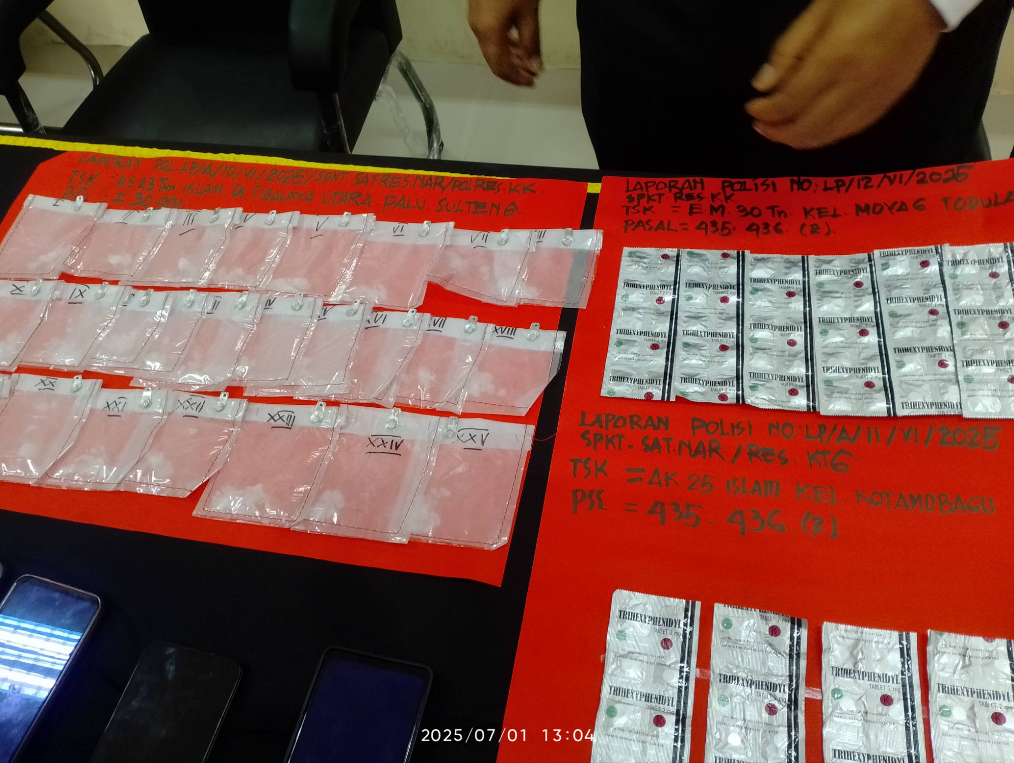 Polres Kotamobagu ungkap tiga kasus narkoba, libatkan lima tersangka dari dua provinsi 8 Barang bukti sabu dan obat keras yang berhasil diamankan Polres Kotamobagu dalam tiga kasus berbeda sepanjang akhir Juni 2025. (Foto: PANTAU24.com/Tri Deyna).