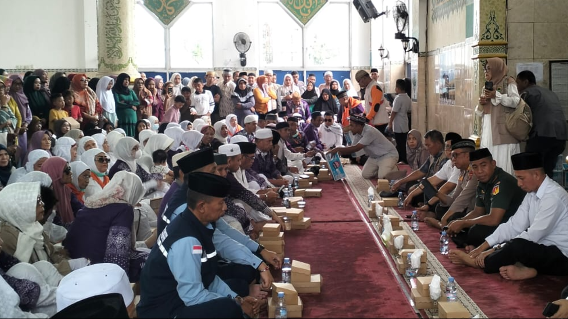 Pemerintah Kota Kotamobagu menyambut kepulangan 98 jamaah haji, disaksikan ratusan keluarga dan masyarakat yang turut mengiringi dengan doa dan syukur. (Foto: Olam Kuasa.net).