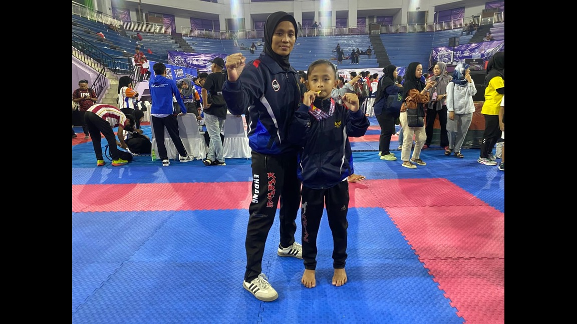 Zubair Azzam Husain bersama sang ibu sekaligus pelatih, Endang Luwiti.