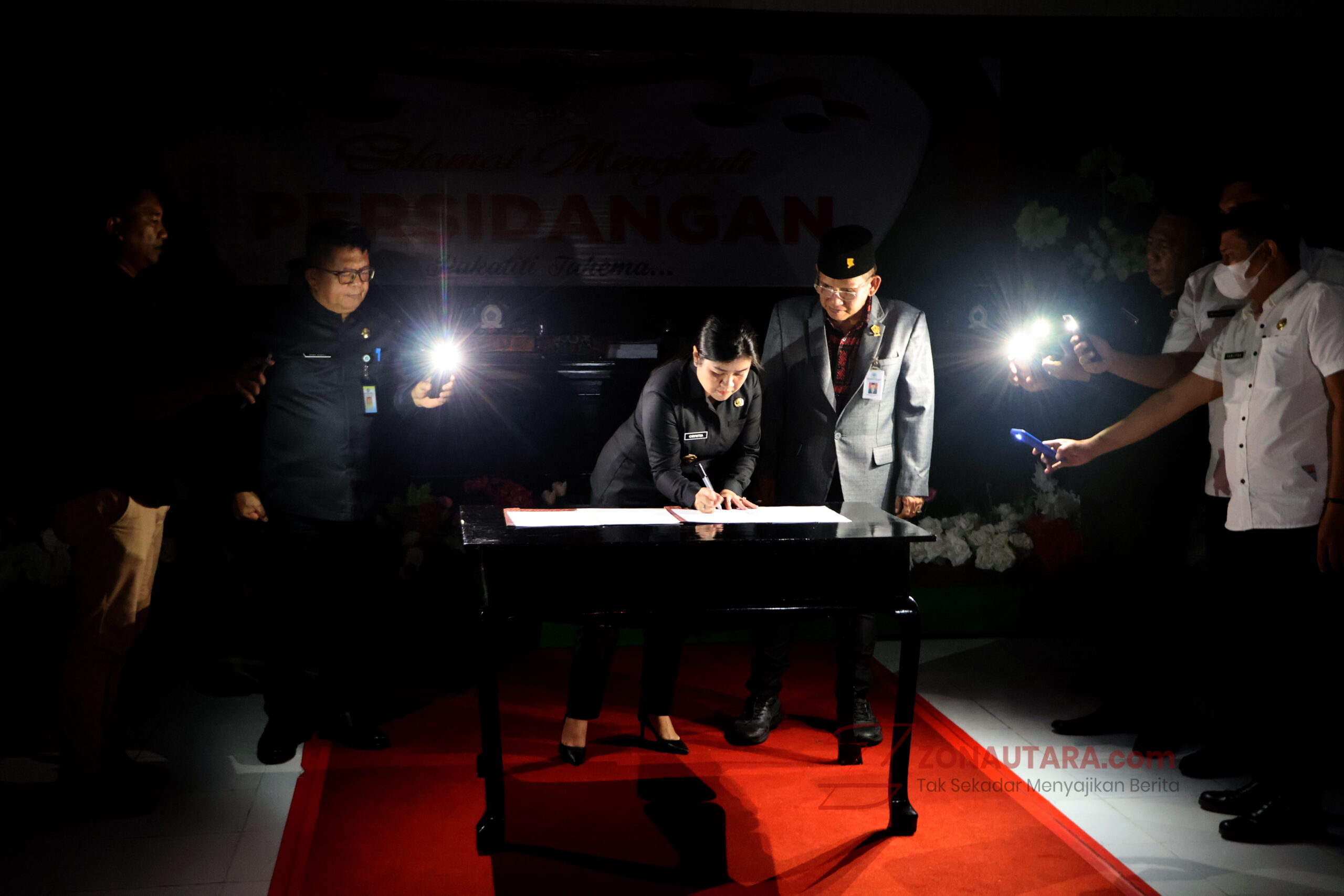 FOTO: Di tengah gelap gulita, masa depan Kabupaten 3T ini disahkan 10 sitaro