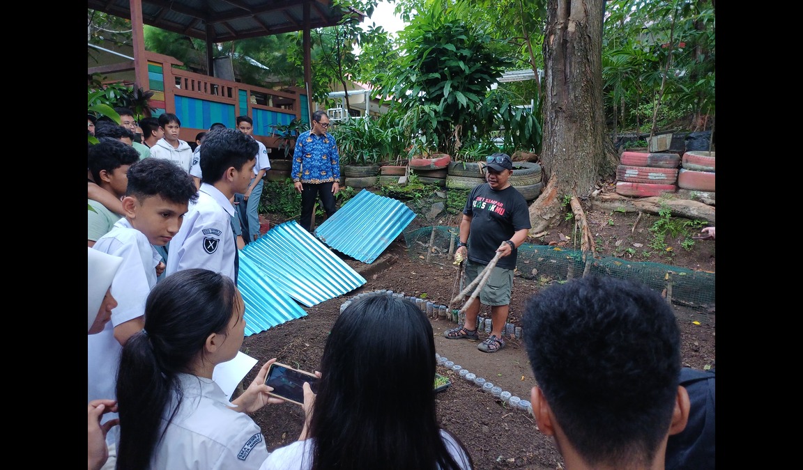 Mengenal “Kamberu”: Program unggulan berbasis lingkungan di SMAN 8 Manado 9 Mengenal “Kamberu”: Program unggulan berbasis lingkungan di SMAN 8 Manado