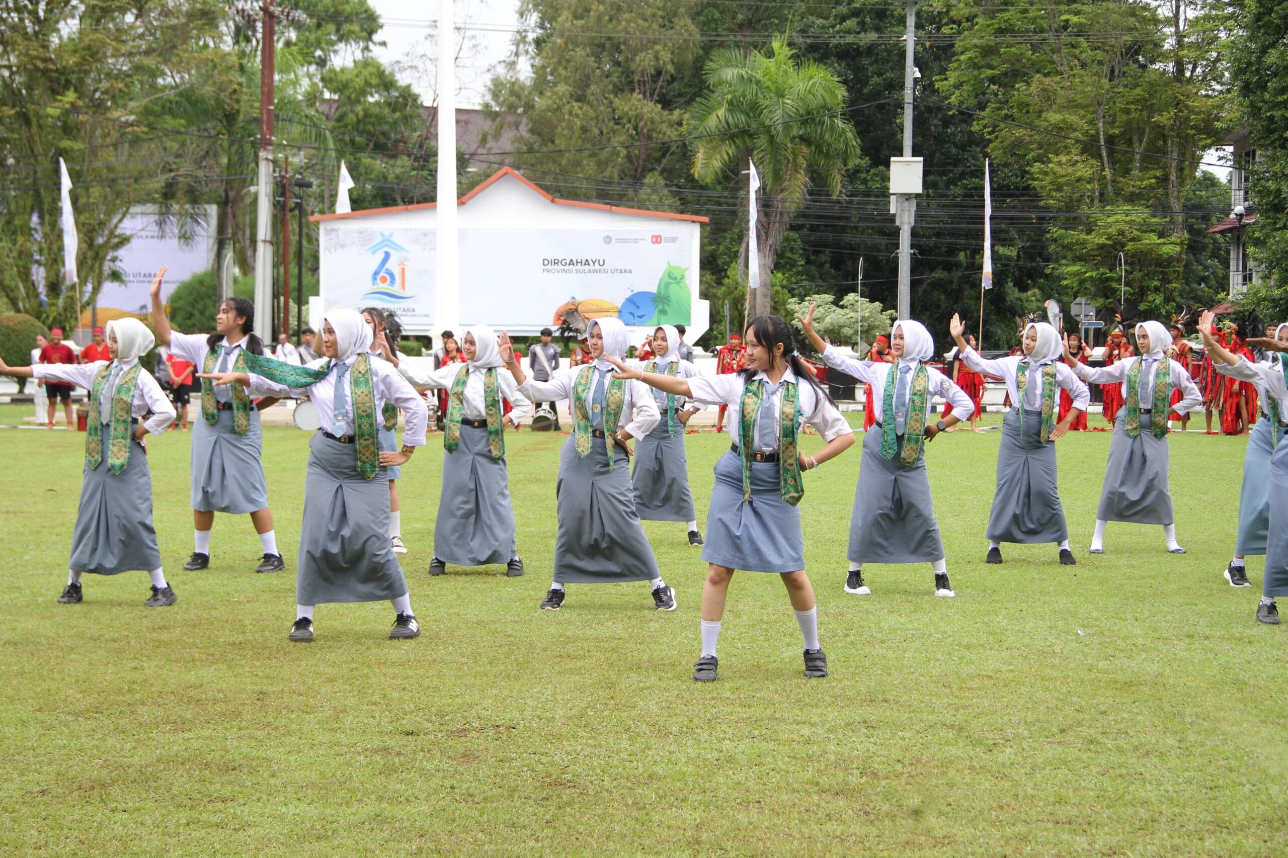 Tarian dari 3 etnis semarakkan peringatan HUT ke-61 Sulut 8 Tarian dari 3 etnis semarakkan peringatan HUT ke-61 Sulut
