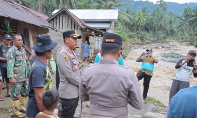 Desa Muntoi terendam banjir, aparat dan warga gotong royong bersihkan sisa material