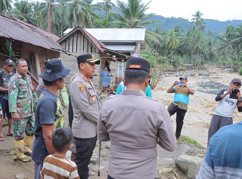 Desa Muntoi terendam banjir, aparat dan warga gotong royong bersihkan sisa material
