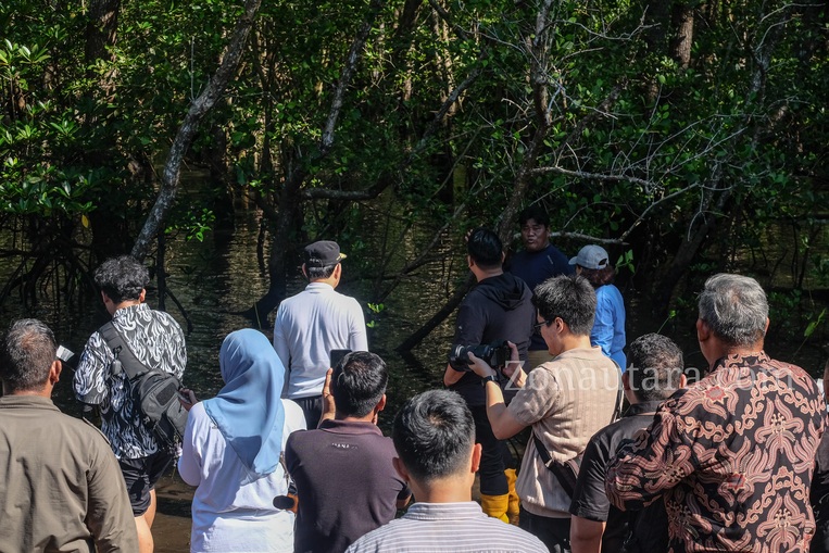 FOTO: Wagub Sulut Victor Mailangkay tanam Mangrove di Grand Luley Manado