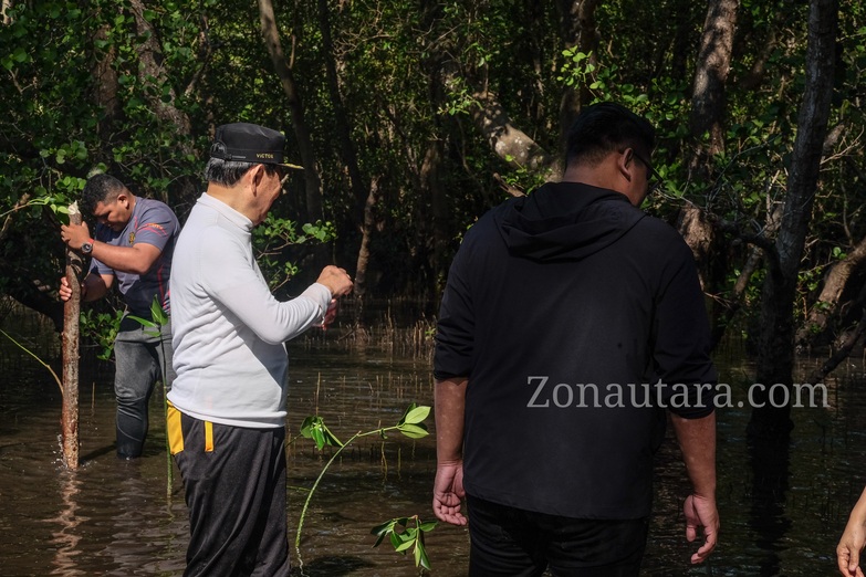 FOTO: Wagub Sulut Victor Mailangkay tanam Mangrove di Grand Luley Manado