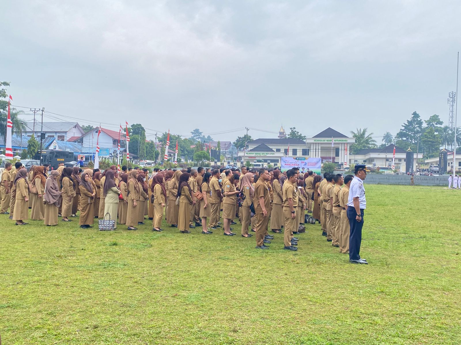 Weny Gaib ajak masyarakat teladani semangat pejuang dalam upacara Hari Pahlawan 2025 20 Weny Gaib ajak masyarakat teladani semangat pejuang dalam upacara Hari Pahlawan 2025