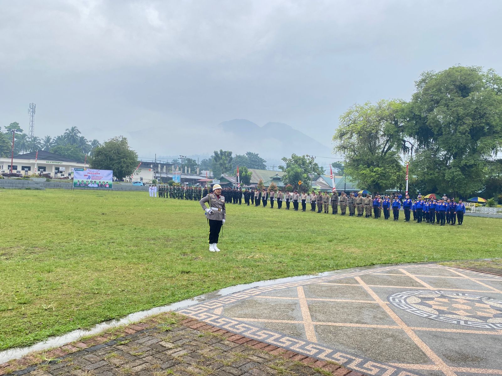 Weny Gaib ajak masyarakat teladani semangat pejuang dalam upacara Hari Pahlawan 2025 21 Weny Gaib ajak masyarakat teladani semangat pejuang dalam upacara Hari Pahlawan 2025