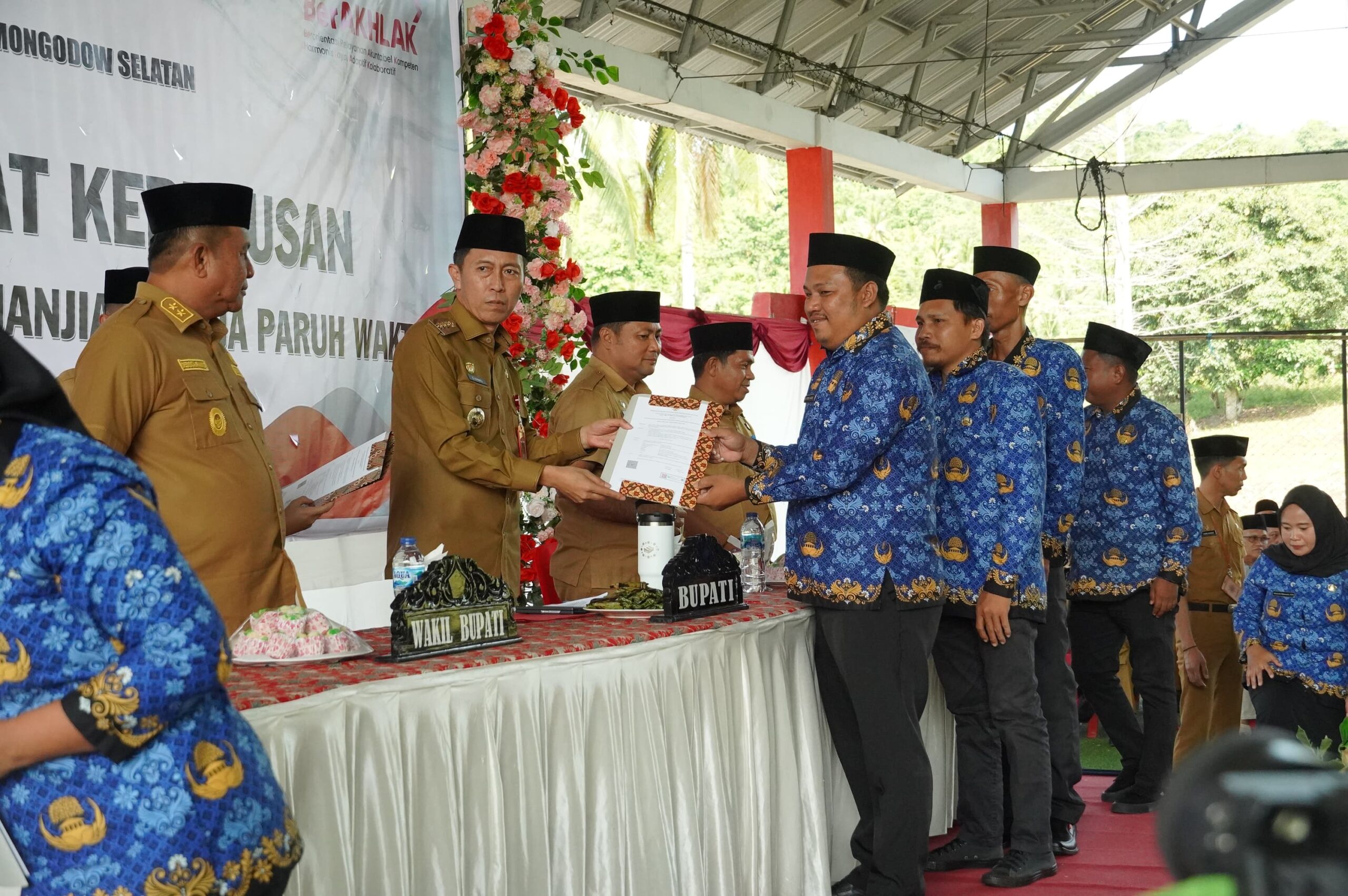Bolsel cetak sejarah, ratusan PPPK paruh waktu resmi mengabdi, Kamaru: Tunjukkan loyalitasmu 8 Bolsel cetak sejarah, ratusan PPPK paruh waktu resmi mengabdi, Kamaru: Tunjukkan loyalitasmu