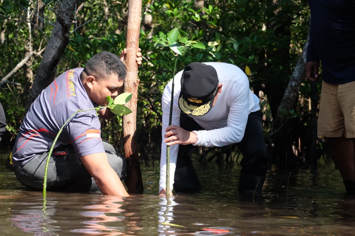 Aksi tanam Mangrove di Manado: Komitmen pusat dan daerah menjaga ekosistem pesisir di Sulut 8 Aksi tanam Mangrove di Manado: Komitmen pusat dan daerah menjaga ekosistem pesisir di Sulut