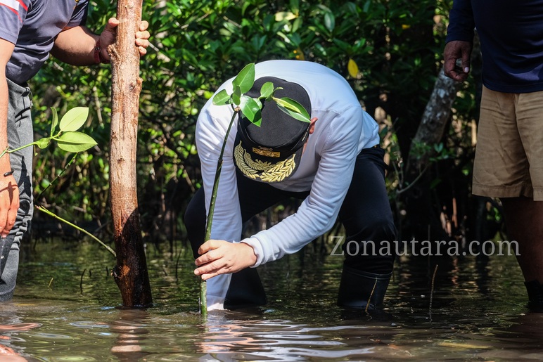 FOTO: Wagub Sulut Victor Mailangkay tanam Mangrove di Grand Luley Manado
