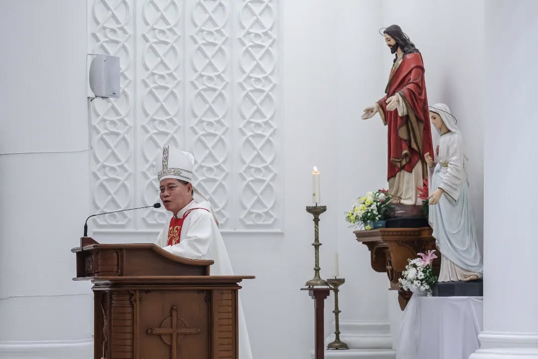 FOTO: Moment Menteri Agama Nasaruddin Umar berada di Gereja Katedral Manado didampingi Wagub Sulut 11 FOTO: Moment Menteri Agama Nasaruddin Umar berada di Gereja Katedral Manado didampingi Wagub Sulut