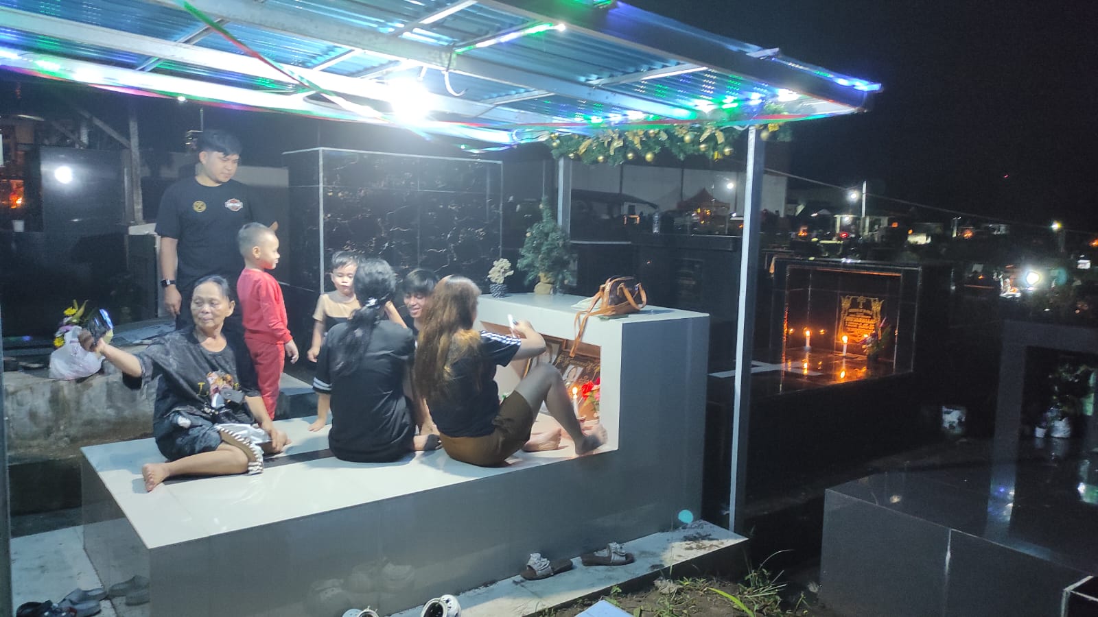 Tradisi pasang lampu malam Natal warnai TPU Pemkot 1 Manado 9 Tradisi pasang lampu malam Natal warnai TPU Pemkot 1 Manado