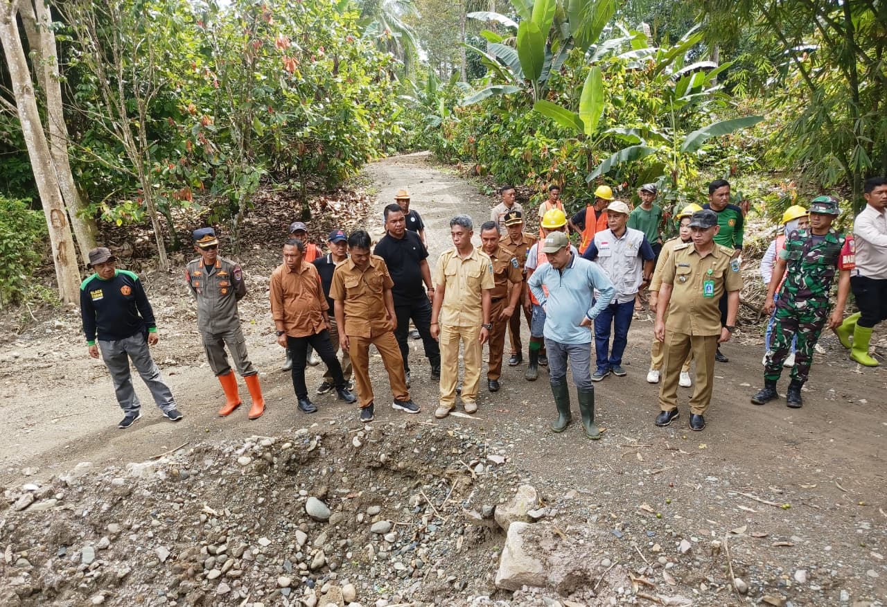 Bupati Yusra tinjau pembangunan jalan produksi di Kopandakan II, tegaskan manfaat ganda untuk masyarakat 8 Bupati Yusra tinjau pembangunan jalan produksi di Kopandakan II, tegaskan manfaat ganda untuk masyarakat