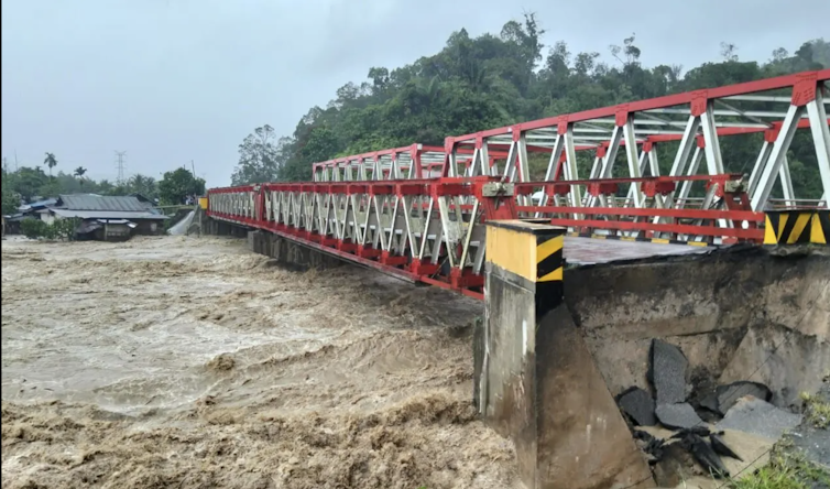 Jembatan rusak akibat banjir Sumatra