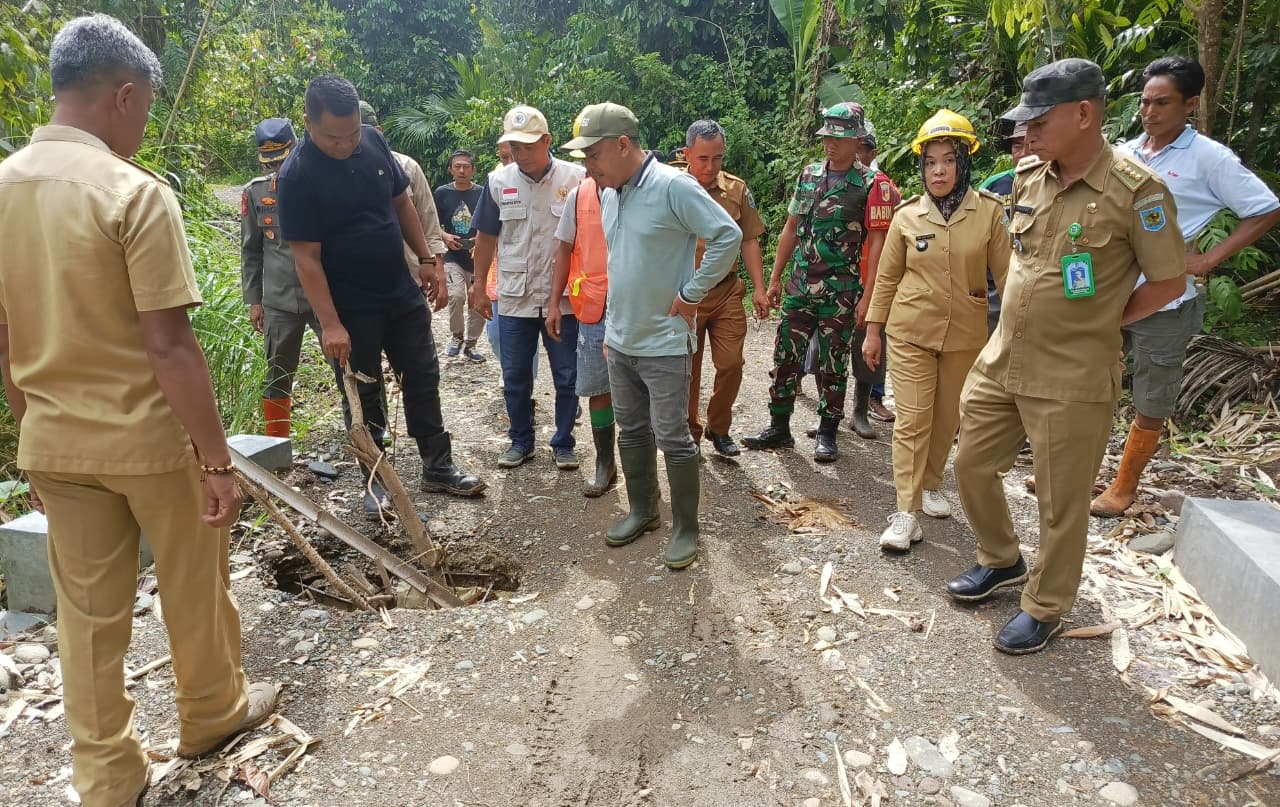 Tinjau jalan produksi di Kopandakan II, Bupati Yusra temukan gorong-gorong baru dibangun sudah ambruk