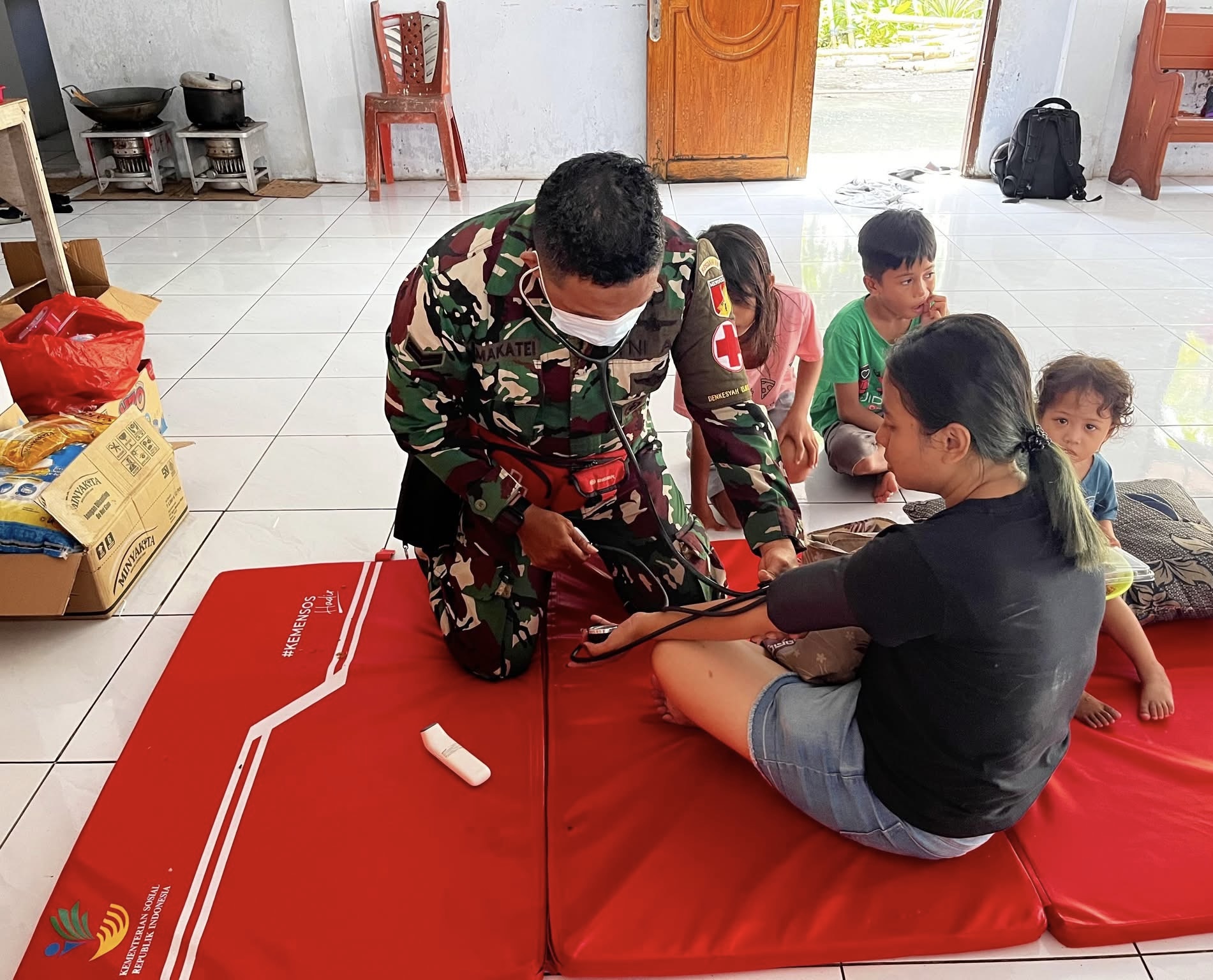 Tim Kesehatan Gabungan siaga di lokasi pengungsian banjir bandang Pulau Siau 8 Tim Kesehatan Gabungan siaga di lokasi pengungsian banjir bandang Pulau Siau