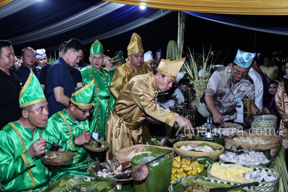 FOTO: Wagub Sulut mengikuti rangkaian upacara adat Tulude bersama Bupati dan Wakil Bupati Sangihe