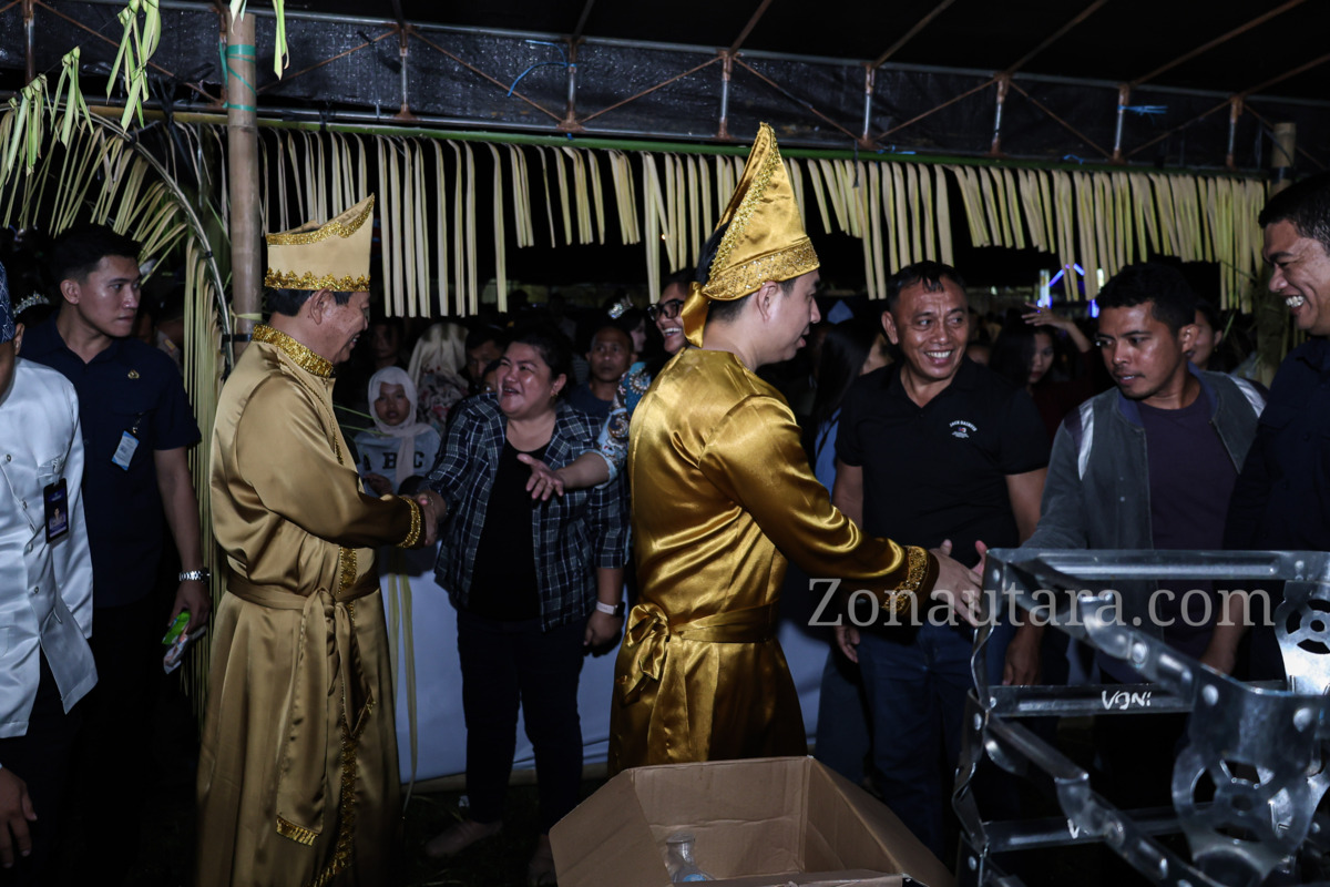 FOTO: Wagub Sulut mengikuti rangkaian upacara adat Tulude bersama Bupati dan Wakil Bupati Sangihe