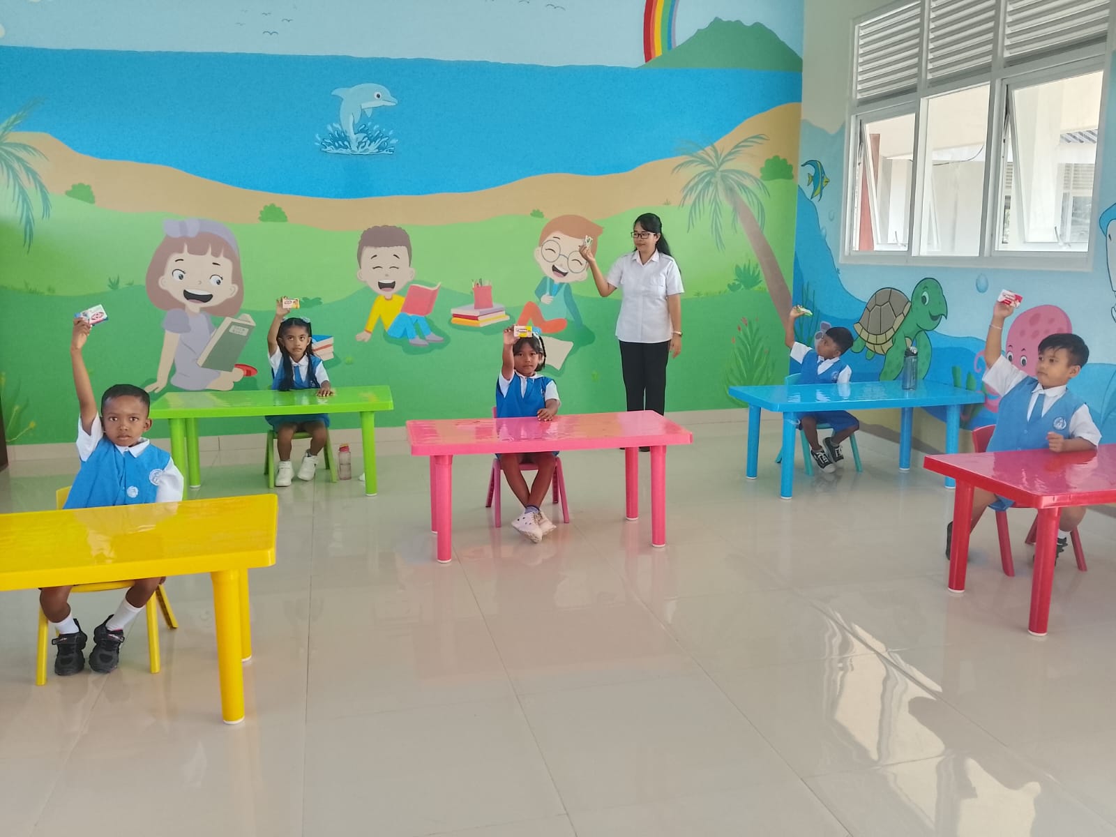 Dari belajar di rumah ke ruang kelas, anak-anak Huntap Modisi mulai sekolah 9 Dari belajar di rumah ke ruang kelas, anak-anak Huntap Modisi mulai sekolah