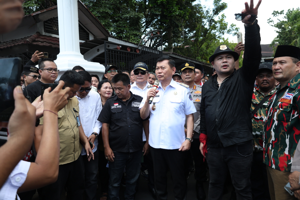 Victor Mailangkay terima aksi massa, komit serap aspirasi dan tindak lanjut sesuai kewenangan